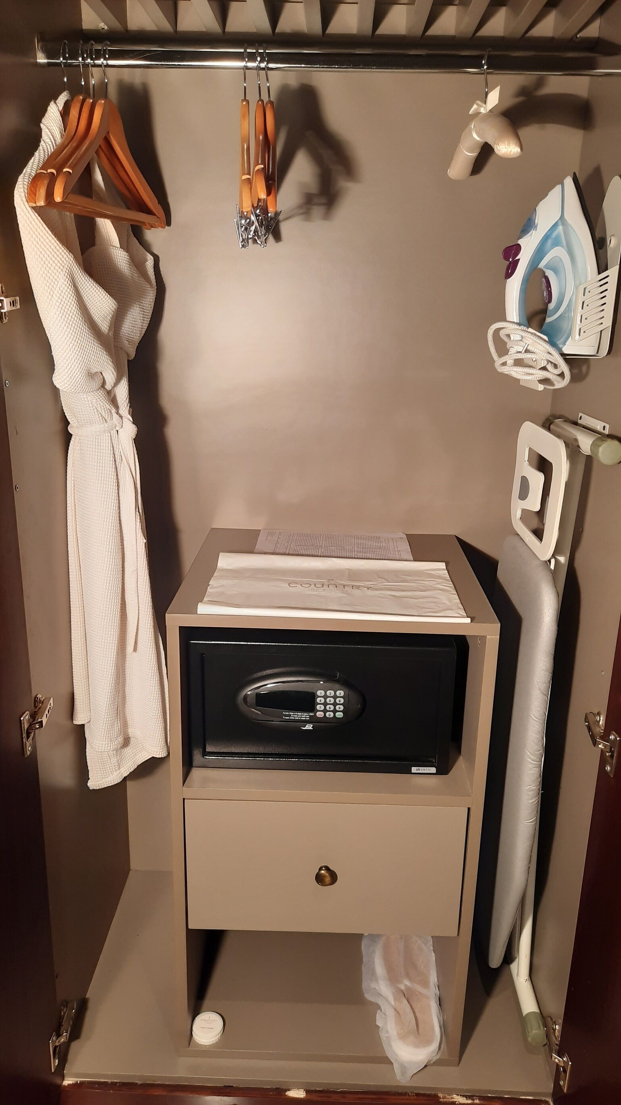 junior suite | iron/ironing board