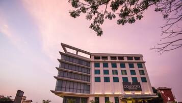 Bagian depan properti - sore/malam