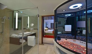 Suite | Bathroom | Shower, rainfall showerhead, free toiletries, hair dryer