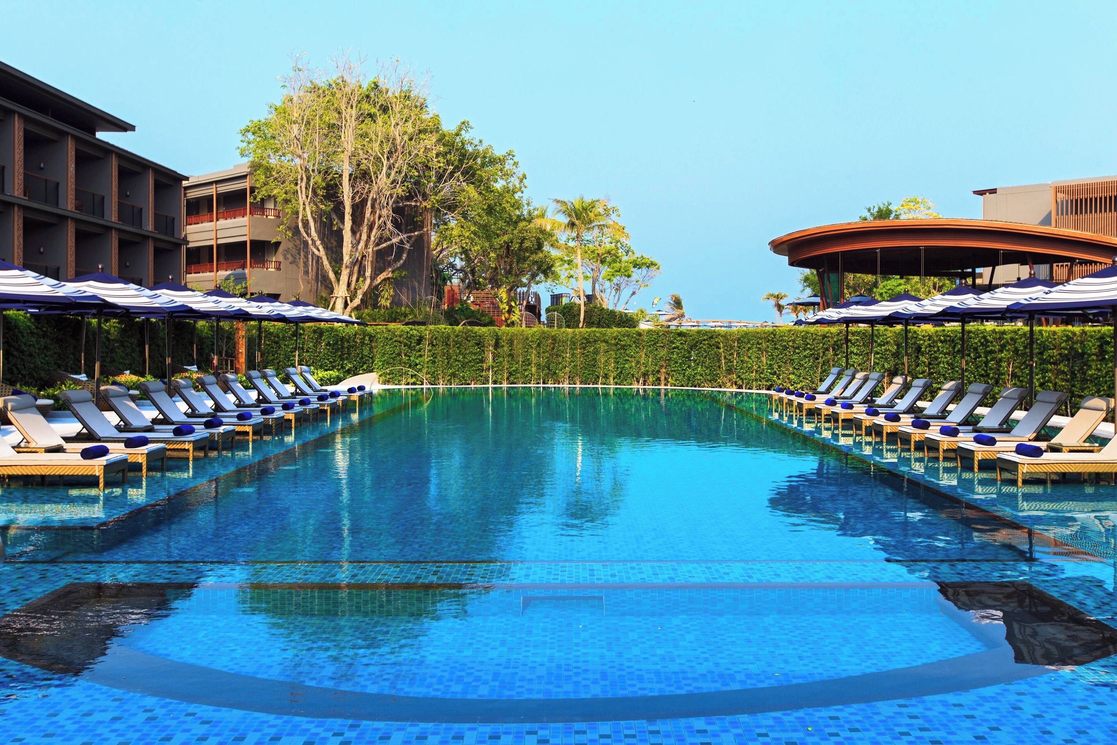 5 outdoor pools, open 9:00 AM to 7:00 PM, pool umbrellas, pool loungers