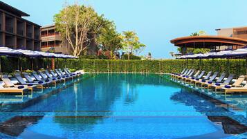5 outdoor pools, open 9:00 AM to 7:00 PM, pool umbrellas, pool loungers