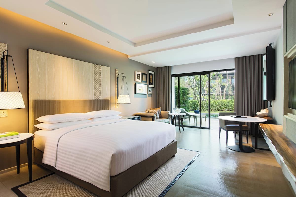 Room, 1 King Bed, Non Smoking, Pool Access (Pool Access) | 1 bedroom, minibar, in-room safe, desk