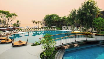 5 outdoor pools, open 9:00 AM to 7:00 PM, pool umbrellas, pool loungers