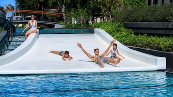 5 outdoor pools, open 9:00 AM to 7:00 PM, pool umbrellas, pool loungers