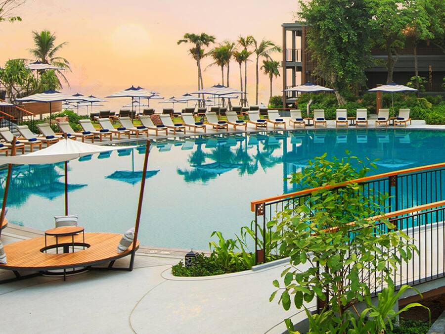 5 outdoor pools, open 9:00 AM to 7:00 PM, pool umbrellas, sun loungers