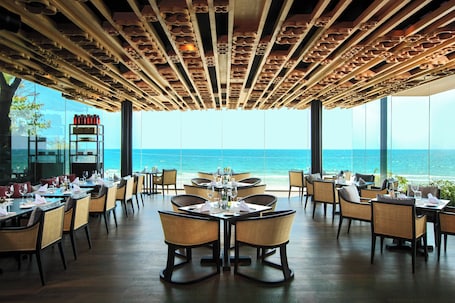 2 restaurants, breakfast, lunch, dinner served; international cuisine