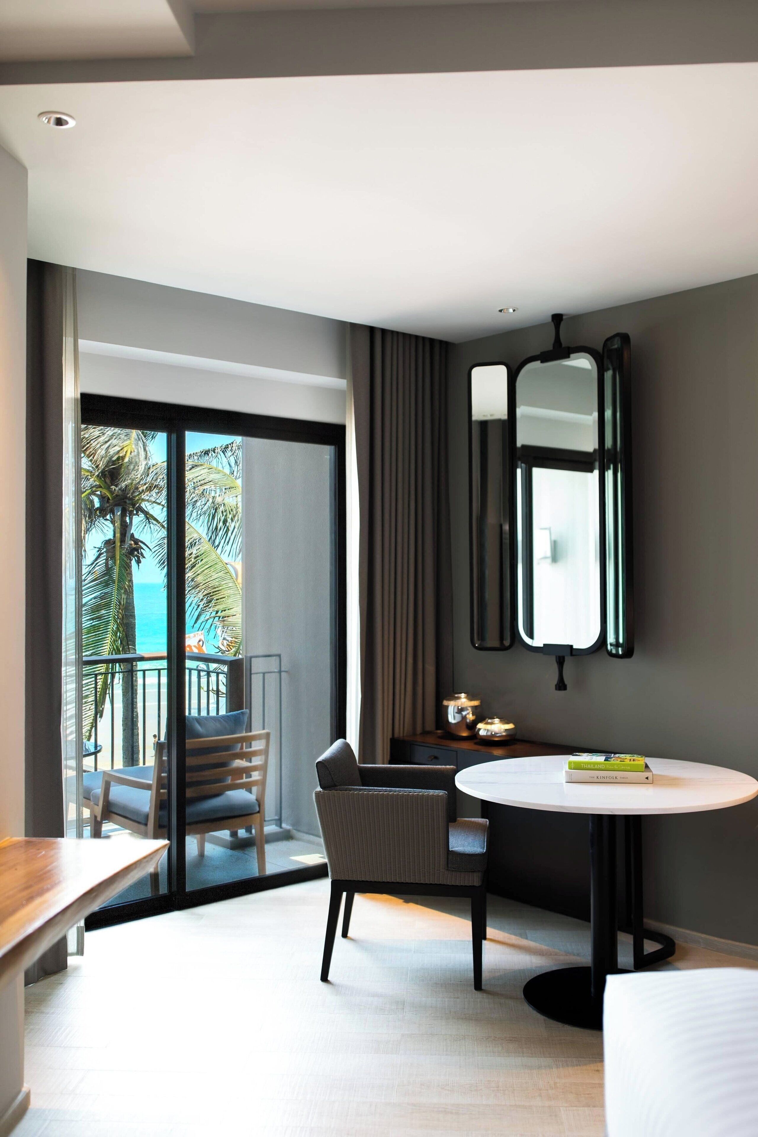 suite, 1 bedroom, non smoking | 1 bedroom, minibar, in-room safe, desk