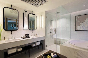 ห้องสวีท, 1 ห้องนอน, วิวทะเล (Sea View) | ห้องน้ำ | ฝักบัว, ของใช้ในห้องน้ำฟรี, ไดร์เป่าผม, เสื้อคลุมอาบน้ำ