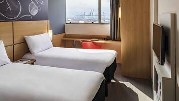 Apartemen Standar, 2 Tempat Tidur Twin | Minibar, brankas, meja kerja, dan tirai kedap cahaya