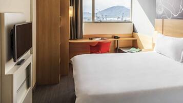 Appartement Standard, 1 lit double | Minibar, coffres-forts dans les chambres, bureau, rideaux occultants