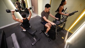 A gym with exercise equipment, including treadmills and dumbbells. - ibis Santos Valongo (Santos)