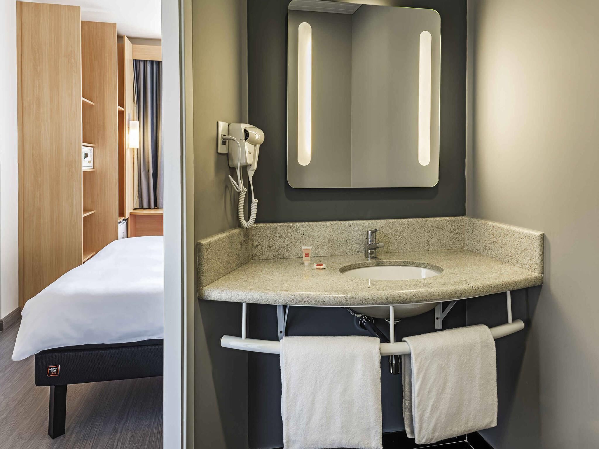 standard apartment, 1 double bed | minibar, in-room safe, desk, blackout curtains