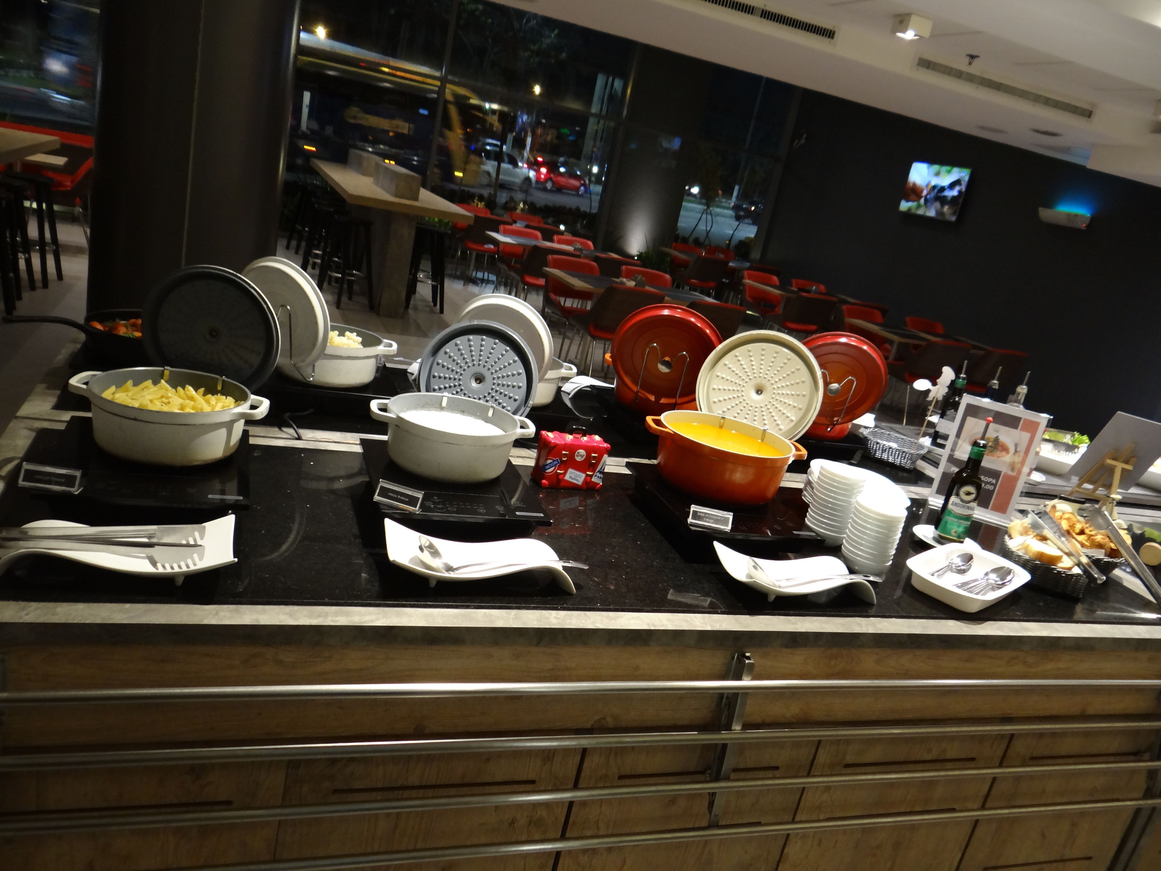 Una mesa de buffet con diversos platos y equipo de cocina.