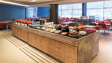 Sarapan prasmanan setiap hari (BRL 53.00 per orang)