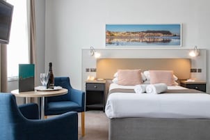 Quarto casal superior | Ferros/tábuas de passar roupa, Wi-Fi de cortesia, roupa de cama