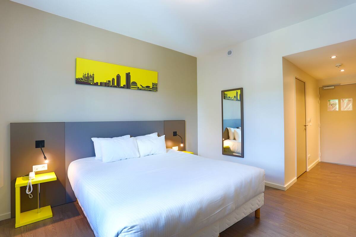 Premium bedding, desk, soundproofing, iron/ironing board (on request)