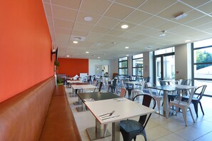 Bữa sáng buffet hàng ngày với phụ phí nhỏ 