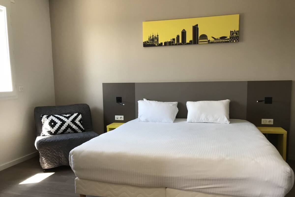 Premium bedding, desk, soundproofing, iron/ironing board (on request)
