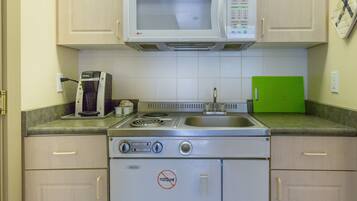 Una cocina compacta equipada con microondas, estufa y lavavajillas.