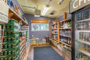 Gift shop - Bathgate Resort and Marina (Egmont)