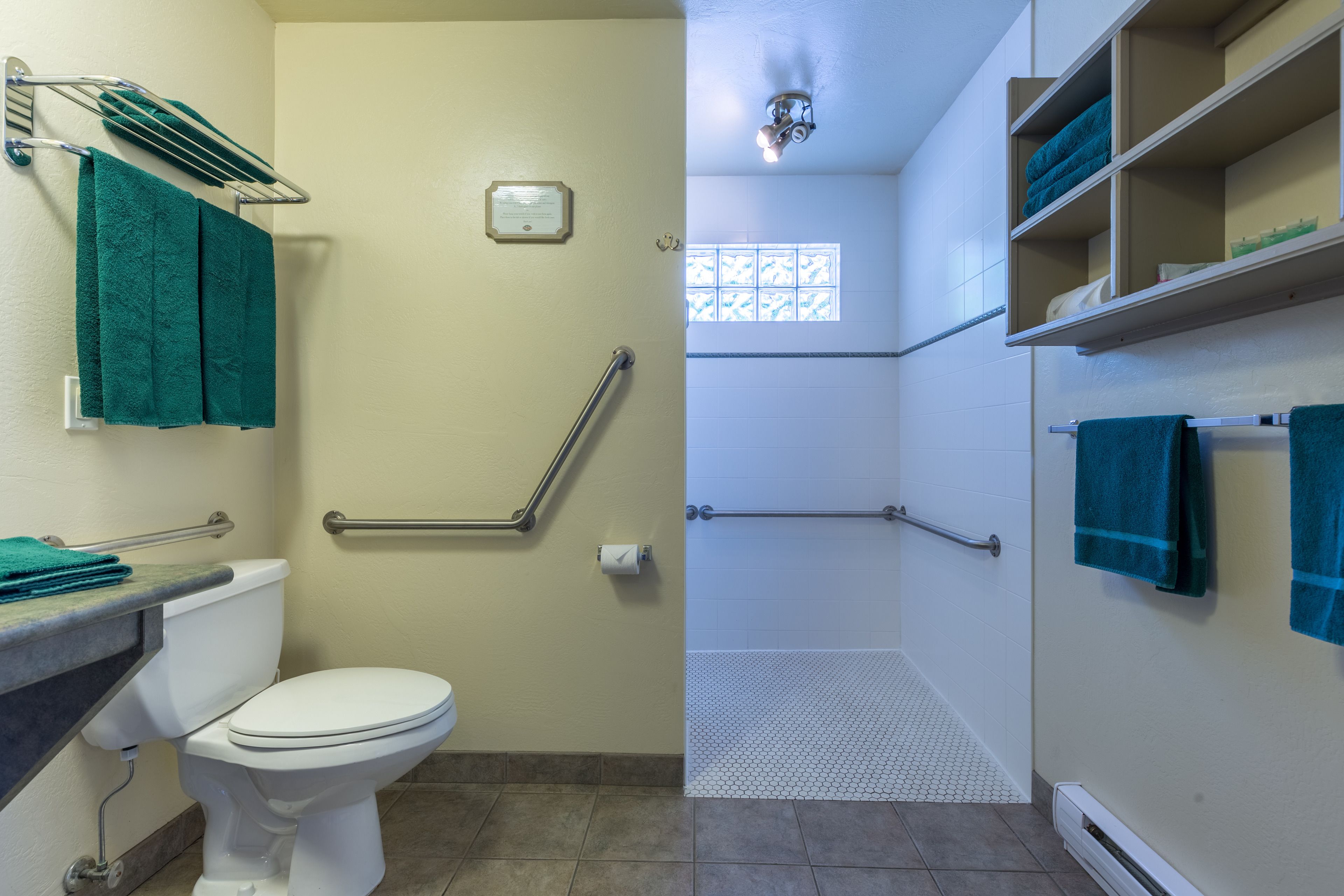 family suite, 2 bedrooms, kitchen, ocean view (201) | bathroom | combined shower/bathtub, towels