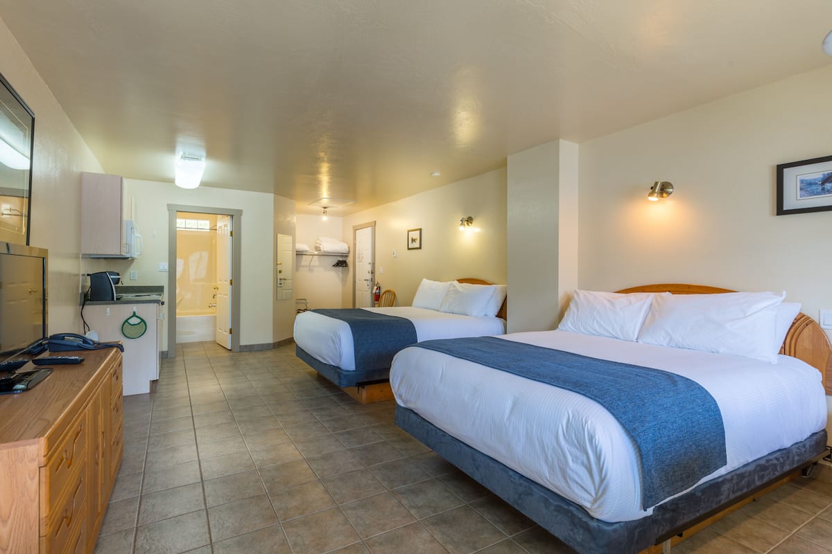 Standaard kamer, 2 queensize bedden, kitchenette, uitzicht op jachthaven (204) | Kameruitzicht