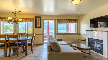 Family Suite, 2 Bedrooms, Kitchen, Ocean View (201) | Living area