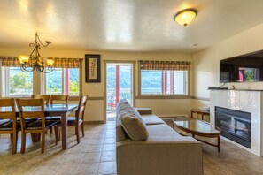 Family Suite, 2 Bedrooms, Kitchen, Ocean View (201) | Living area