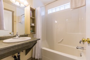 Deluxe Room, 1 King Bed, Kitchenette, Ocean View (202) | Bathroom | Combined shower/bathtub, towels