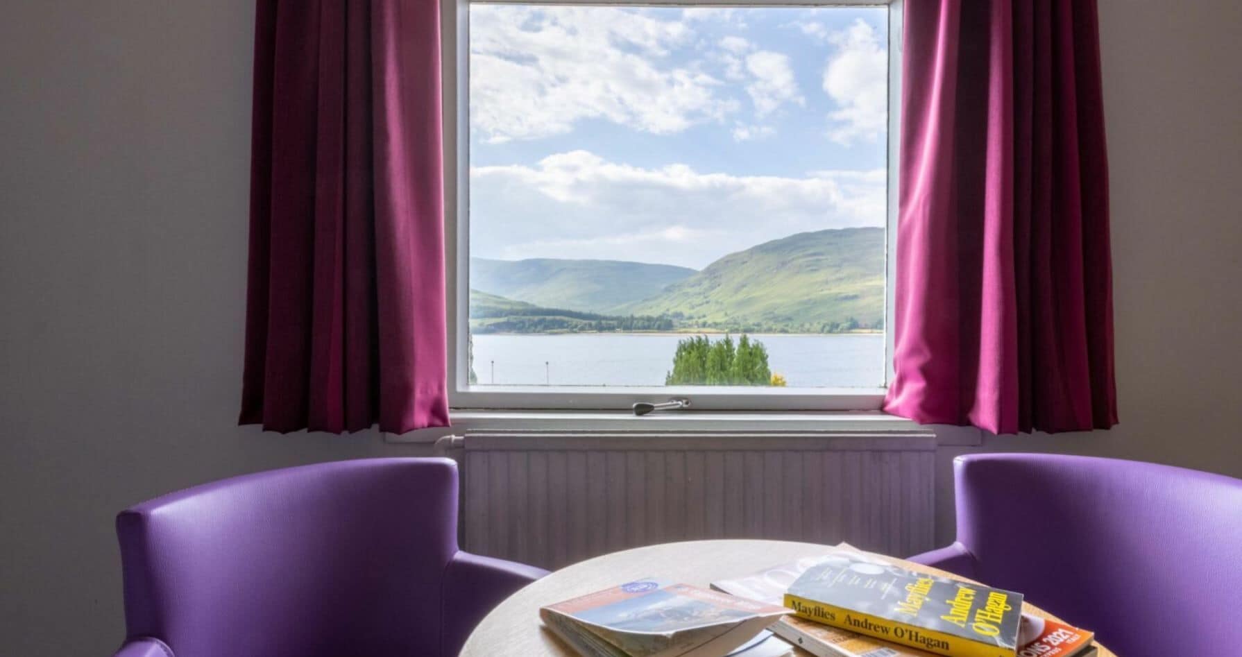 Dobbeltrom (with Loch View) | Individuelt dekorert, individuelt innredet og skrivebord