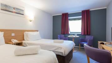 Twin Room | Individually decorated, individually furnished, desk, iron/ironing board