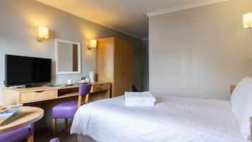 Single Room | Bathroom | Hair dryer, towels