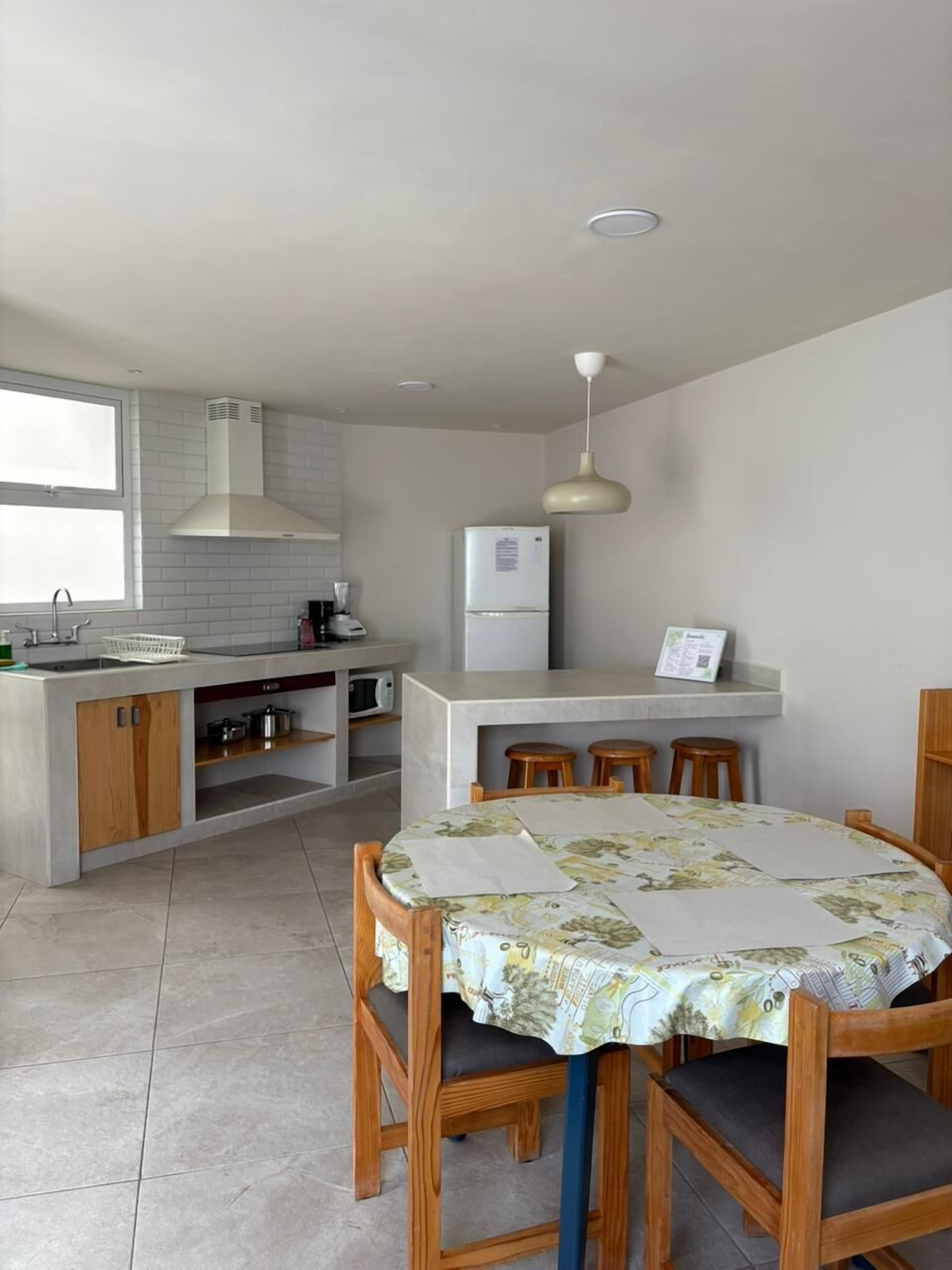 Casa estándar, 2 habitaciones, cocina | Cocina privada | Refrigerador con congelador, microondas y parrilla de estufa 