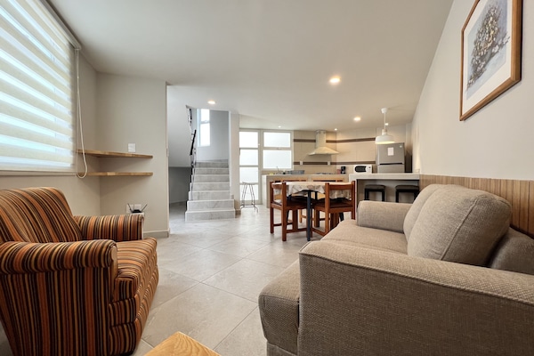 Standaard huis, 2 slaapkamers, keuken | Woonruimte | Een 32-inch flatscreentelevisie met kabelzenders en een televisie