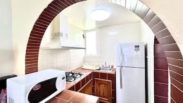 Refrigerador con freezer, microondas, placa de cocina