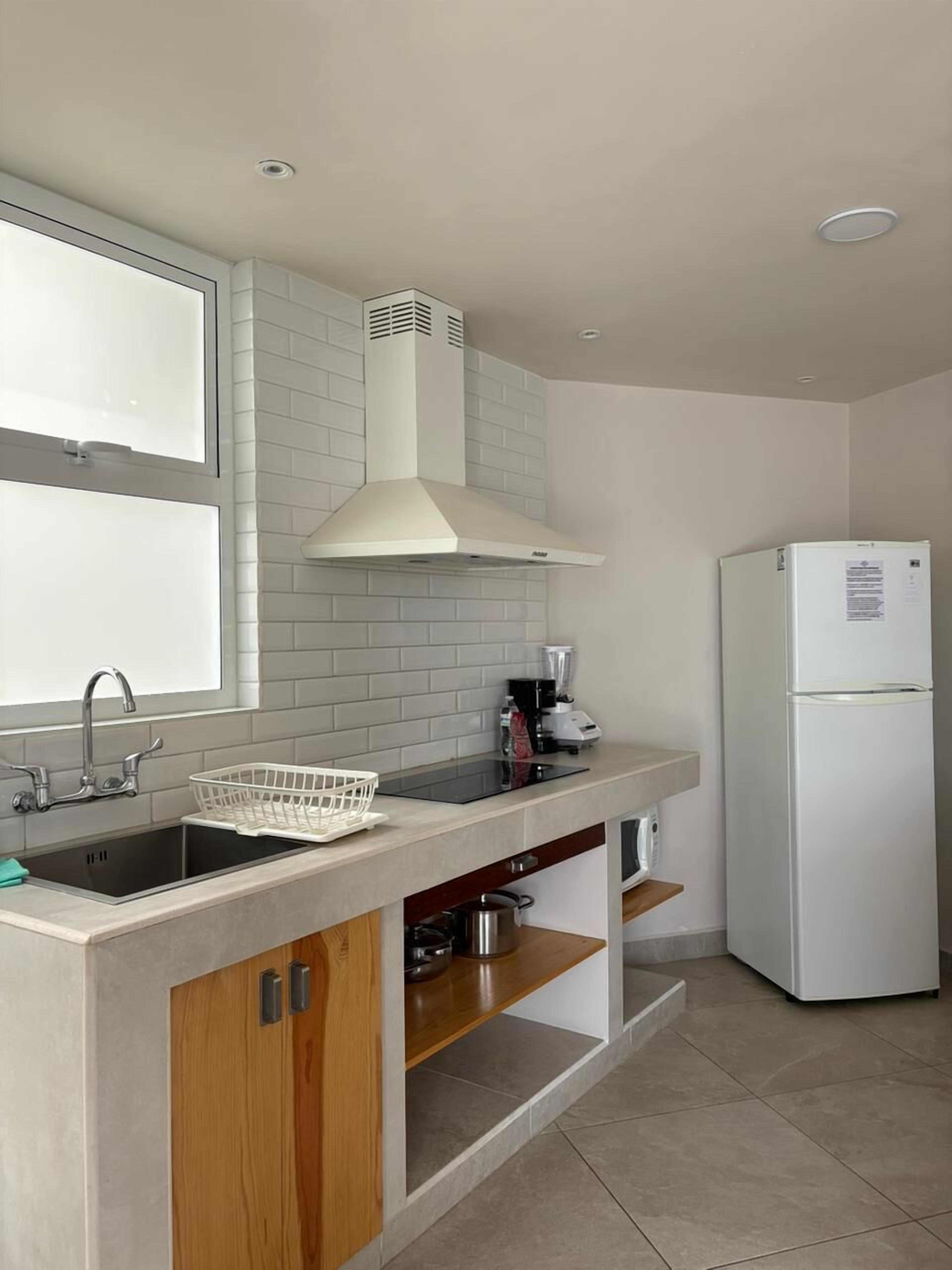 Refrigerador con freezer, microondas, placa de cocina