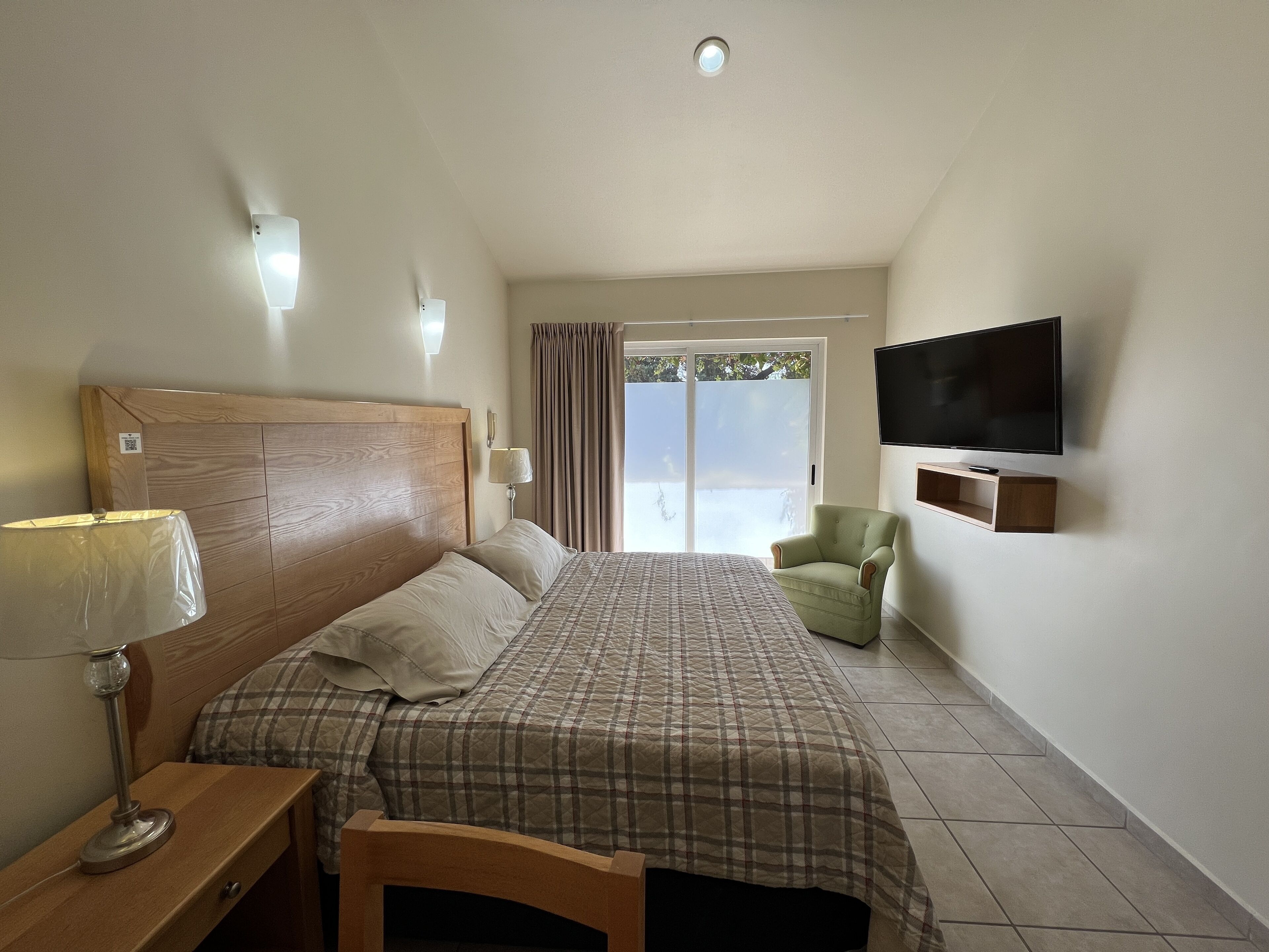 واي فاي مجانًا وملاءات أسرّة