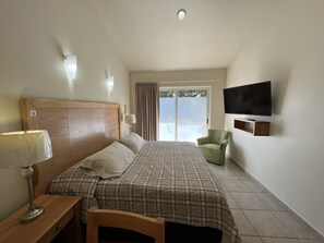 高级套房, 1 张特大床, 厨房 | 免费 WiFi、床单