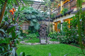 Fountain - Las Camelias Inn (Antigua Guatemala)