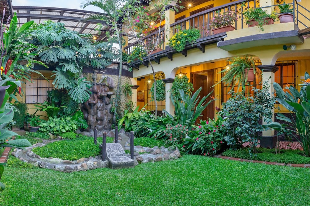 Las Camelias Inn