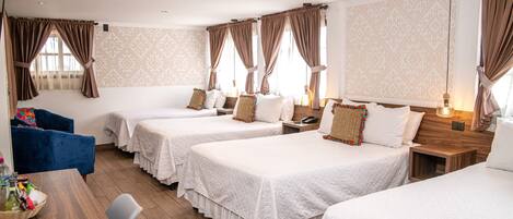 أغطية فراش متميزة وأسرّة تيمبور بديك وميني بار وخزنة داخل الغرفة