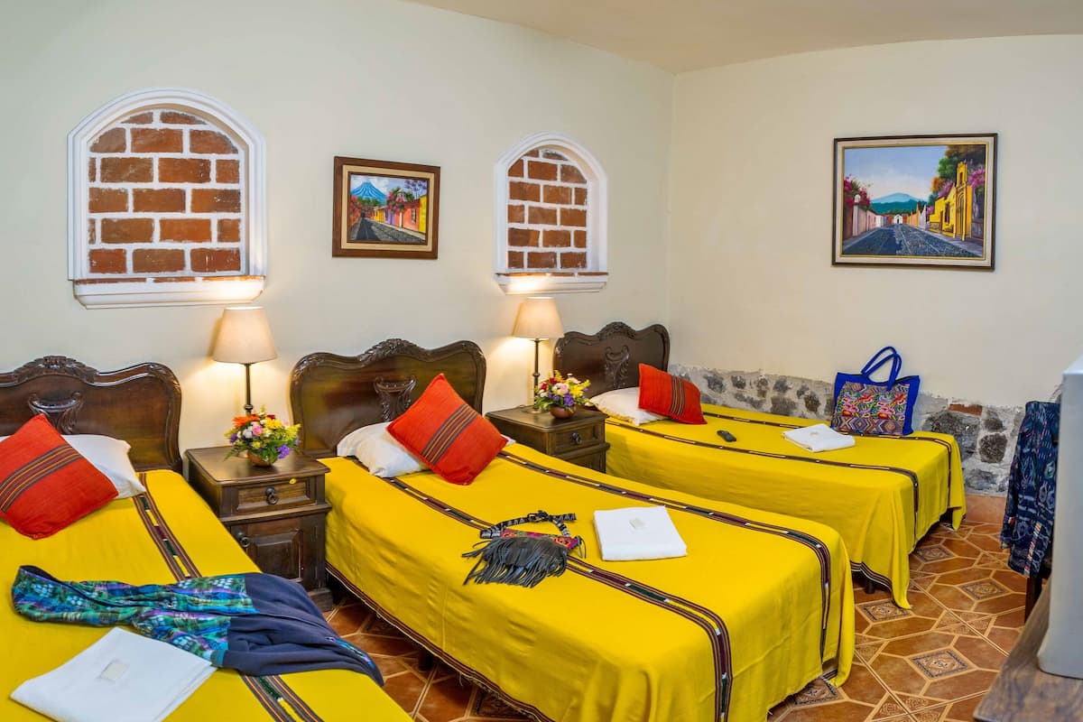 Habitación triple estándar, baño privado, en la zona del patio | Colchones Tempur-Pedic, minibar, caja fuerte y escritorio