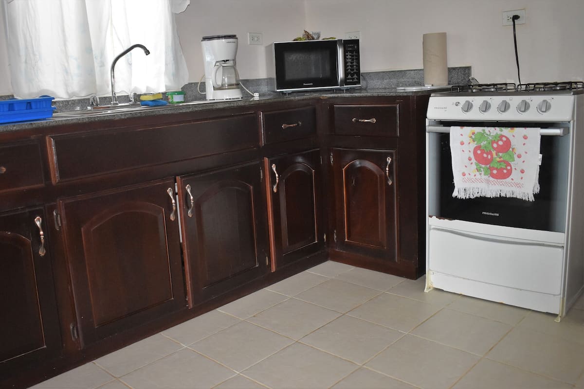 Frigorifero con congelatore, microonde, forno, piano cottura