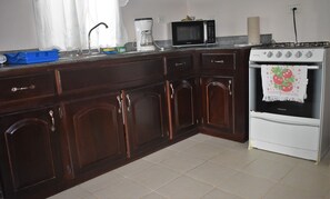 Frigorífico grande, microondas, horno y placa de cocina