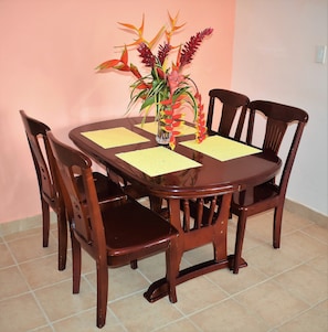 Apartment, 2 Bedrooms, Garden View | In-room dining