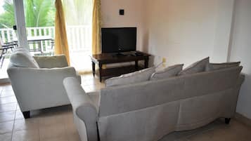 Apartamento, 2 quartos, vista para o pátio | Sala de estar