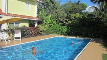 Una piscina al aire libre