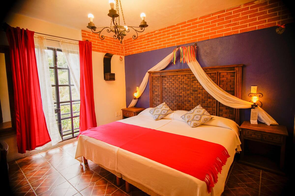 Comfort Room, 1 King Bed, Non Smoking, Courtyard View | Iron/ironing board, WiFi (free), individually decorated