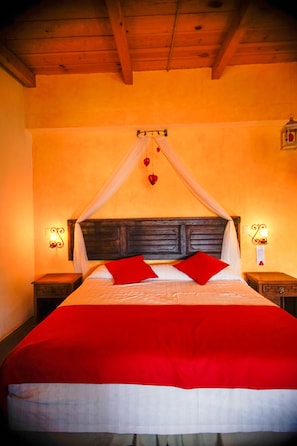Design-Zimmer, 1 King-Bett, Terrasse, Hügelblick | Individuell dekoriert, individuell eingerichtet, Bügeleisen/Bügelbrett