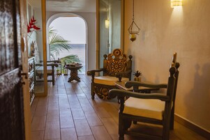 Habitación superior, 1 cama de matrimonio grande, vistas al mar, mirando al mar | Zona de estar | Una televisión de pantalla plana